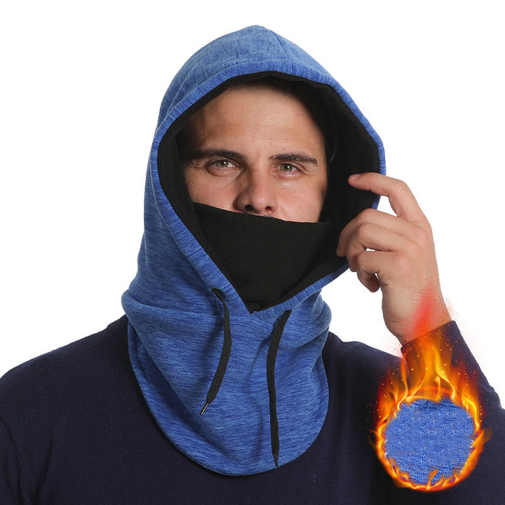 Person i svart fleecebalaklava utomhus