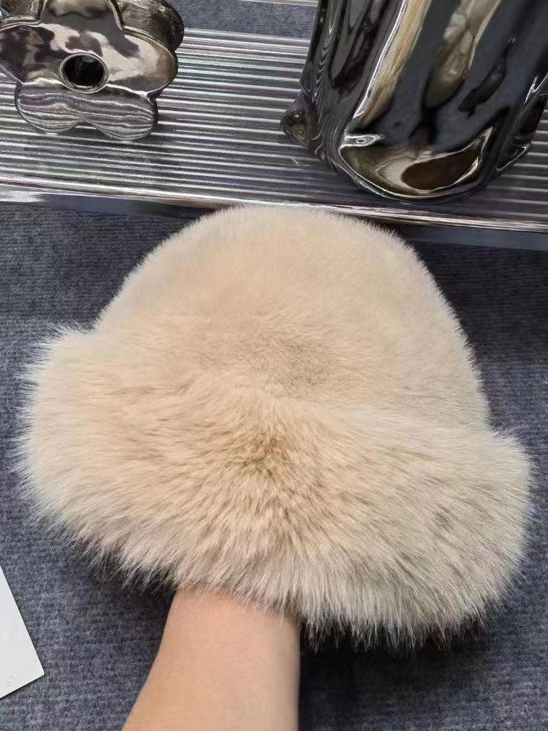 Vit kosackmössa i fluffig fuskpäls