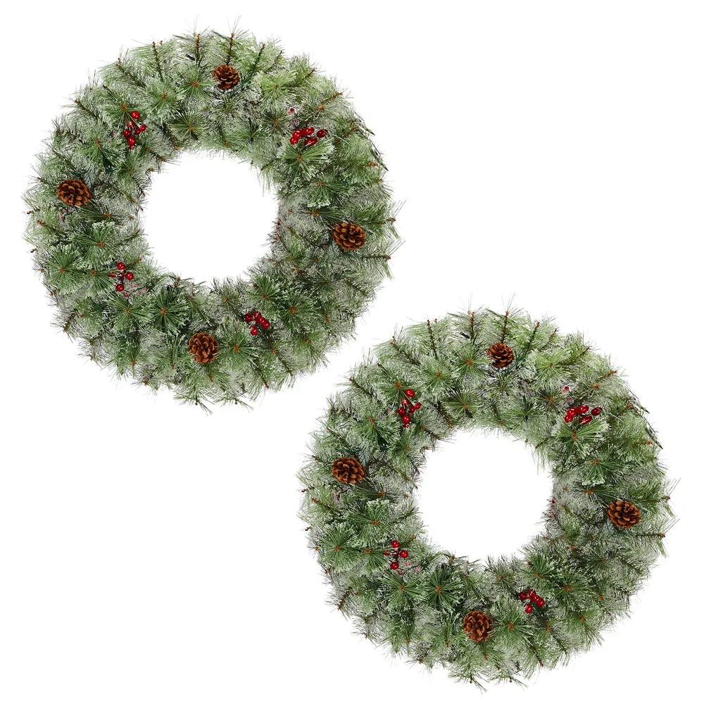 Två julkransar med ljus och röda bär
