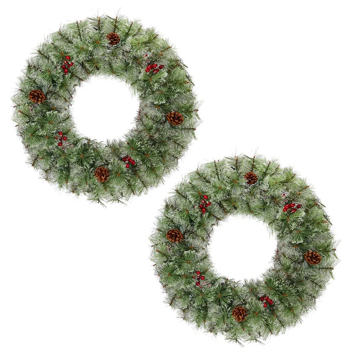 Två julkransar med ljus och röda bär