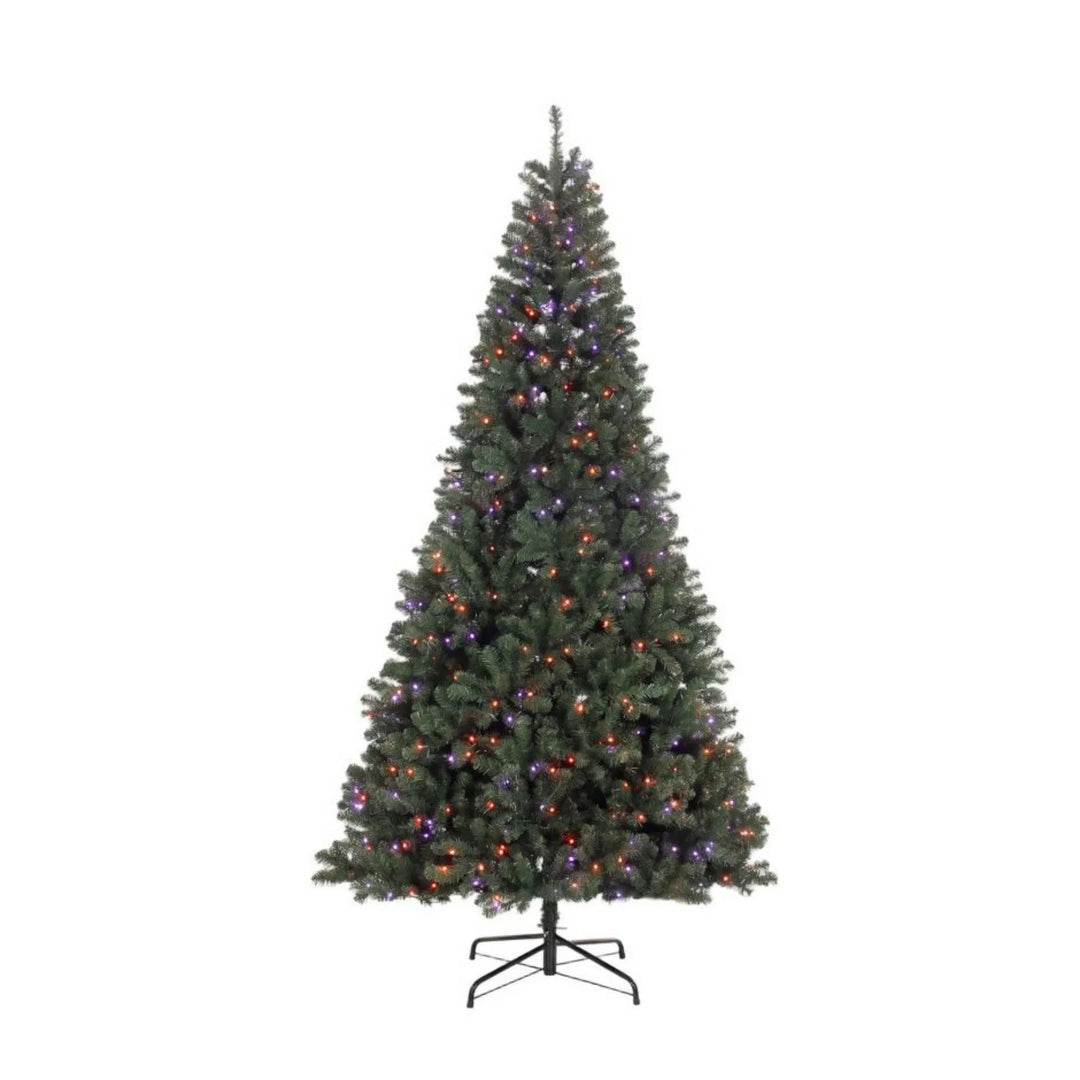 Stor julgran med färgade LED-ljus