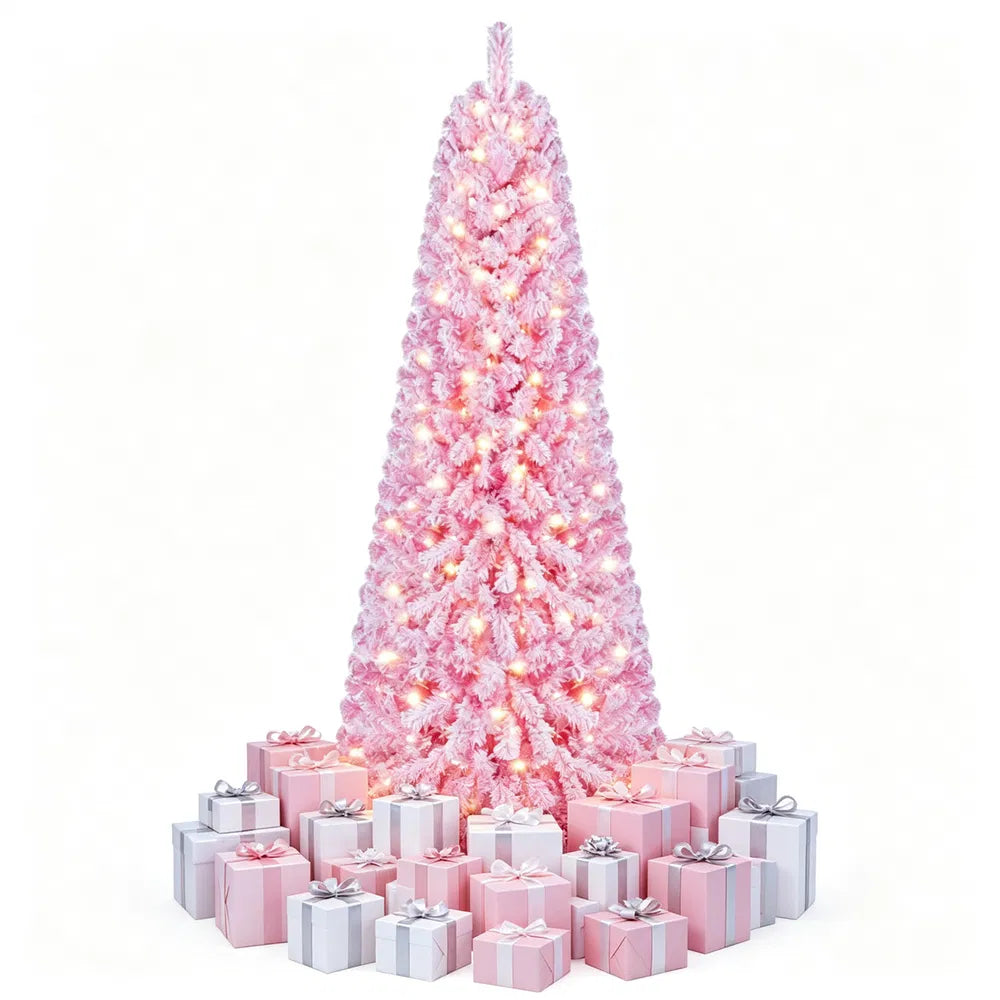 Fyllig rosa snöig julgran med ljus