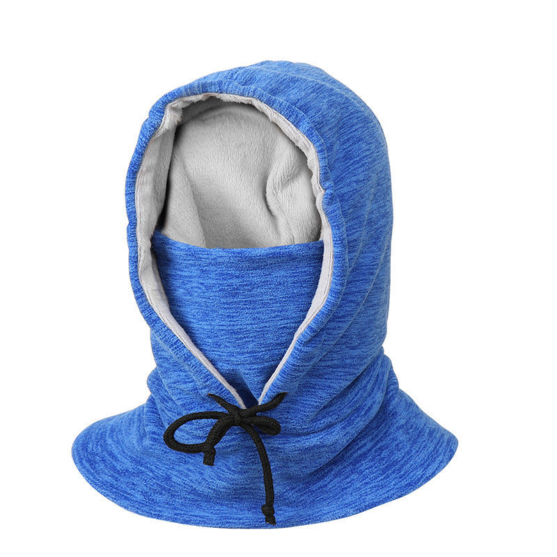 Person i svart fleecebalaklava utomhus