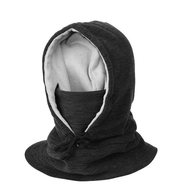 Person i svart fleecebalaklava utomhus