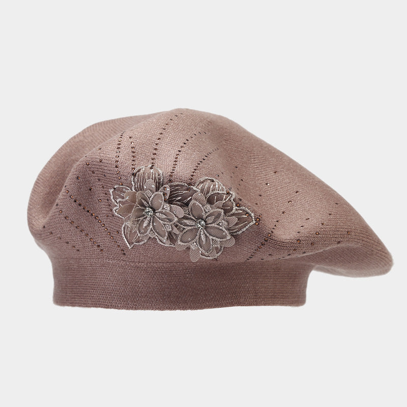 Röd stickad basker med blomma och strass