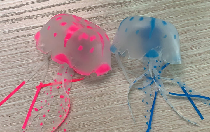 Svart manetlampa med blått sken