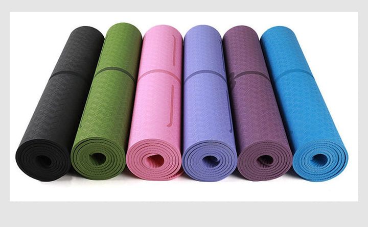 Lila yogamatta med positionslinjer