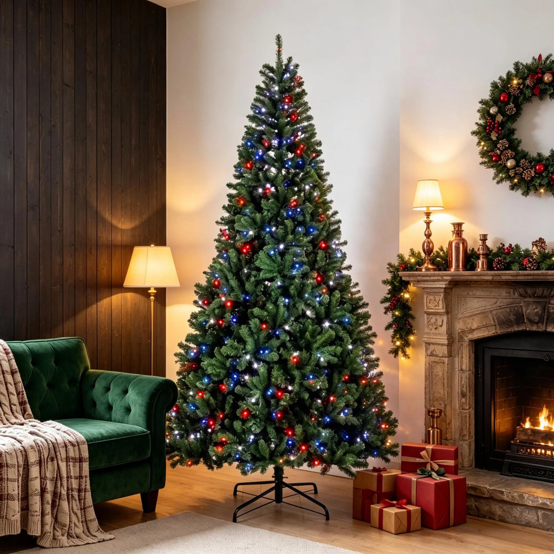 Stor julgran med färgade LED-ljus