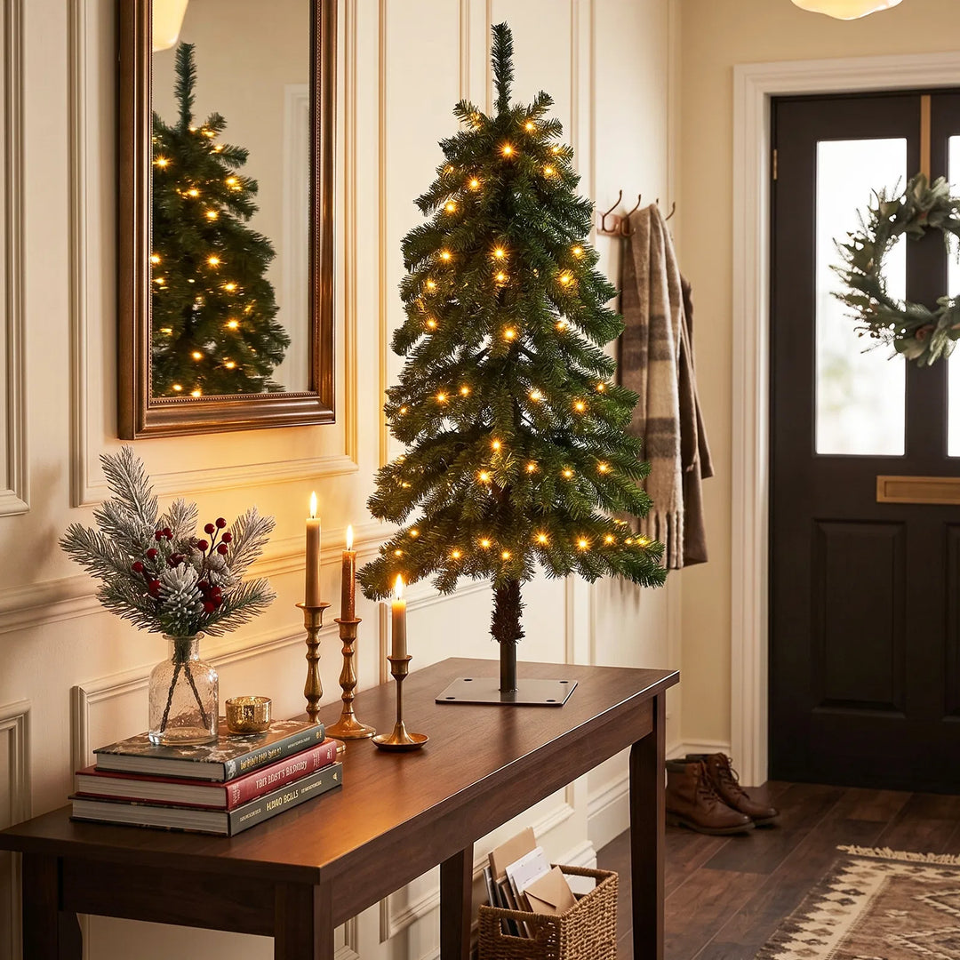 Smal julgran med varmvit belysning