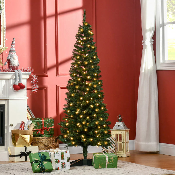 Smal julgran med varmvit belysning