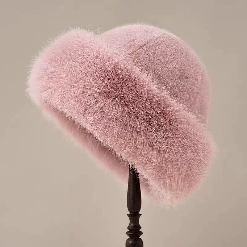 Fluffig beige fuskpälsmössa med rullad kant