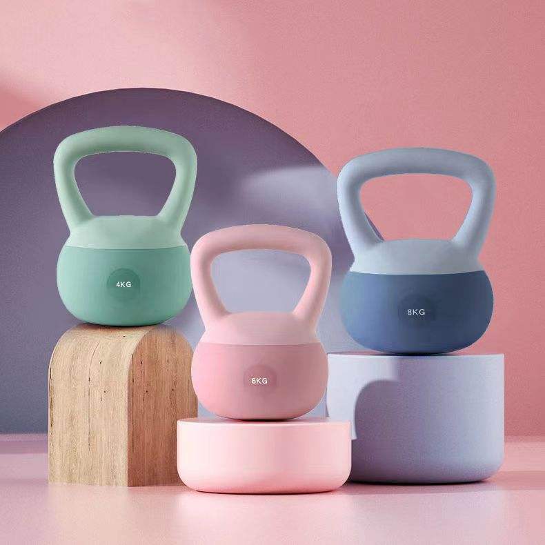 Ljusrosa mjuk kettlebell på golvet