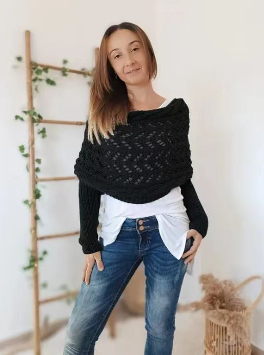 Kvinna i stickad ljusgrå sjal med ärmar