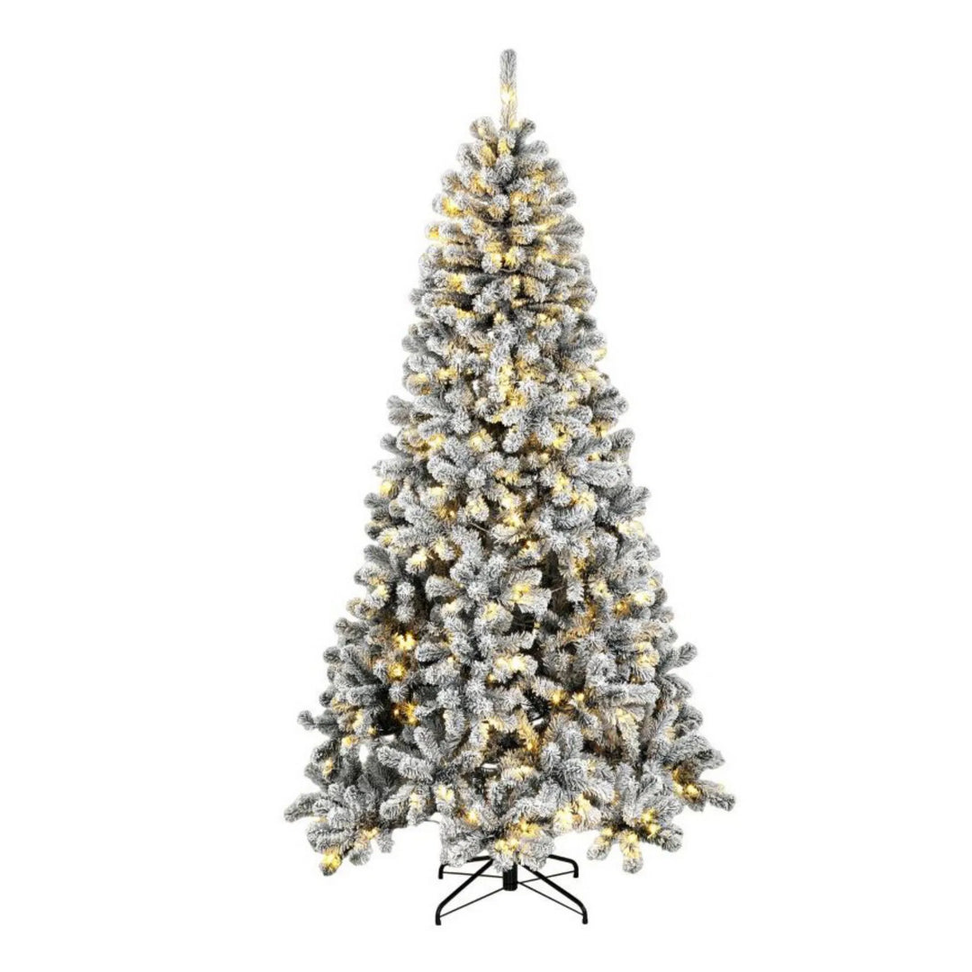 Stor snöig nordisk tall med ljus