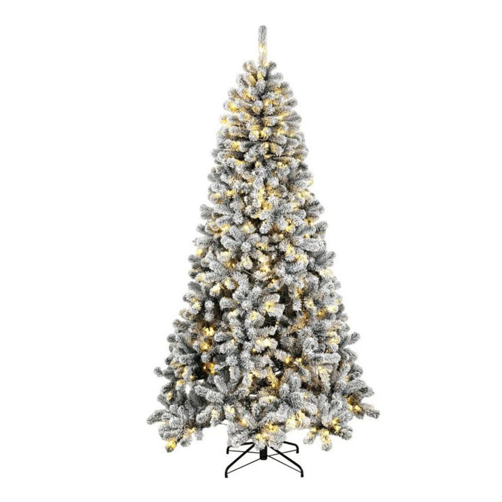 Stor snöig nordisk tall med ljus