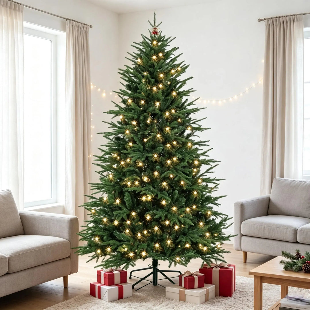 Fyllig grön julgran med varmvita ljus