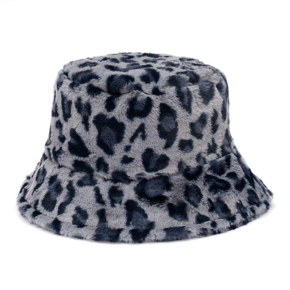 Fluffig buckethatt i fuskpäls med leopardmönster