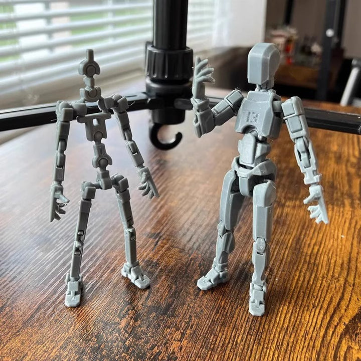 Orange 3D-printad robotfigur i pose