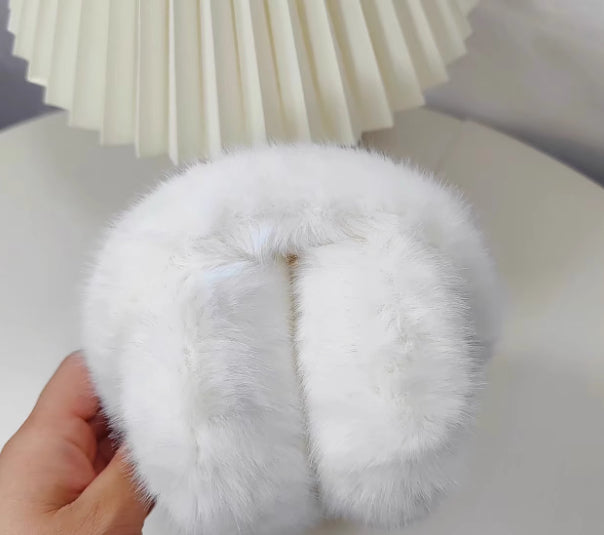 Fluffiga öronmuffar i rosa fuskpäls