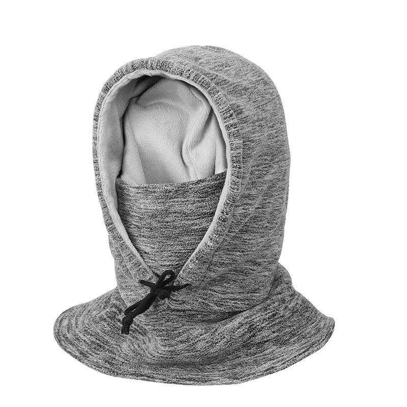 Person i svart fleecebalaklava utomhus