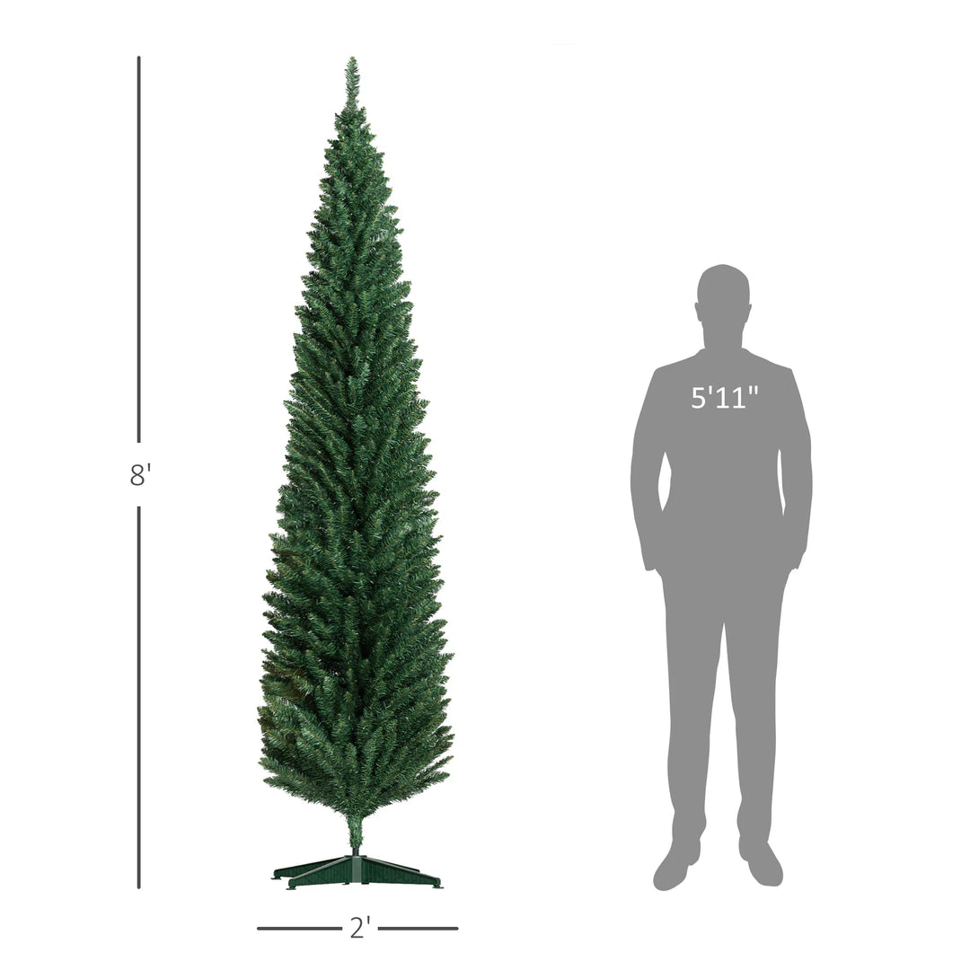 Hög smal grön julgran utan ljus