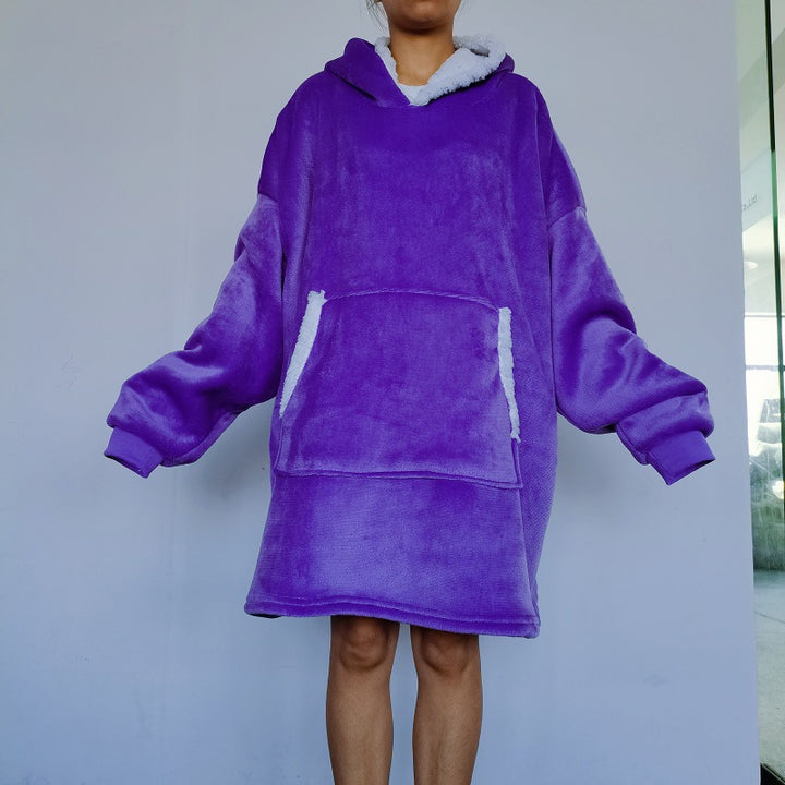 Person i oversize hoodiefilt med huva