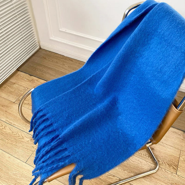 Kungsblå fluffig halsduk med tofsar