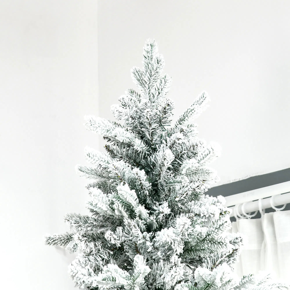 Stor snöig julgran med hängande grenar