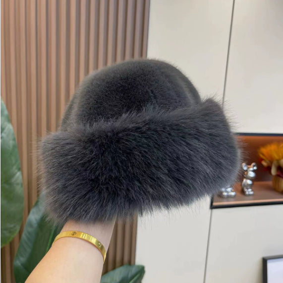 Vit kosackmössa i fluffig fuskpäls