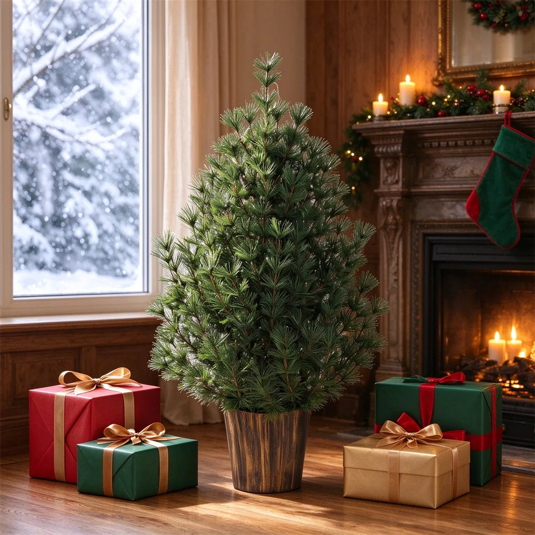 Liten julgran i guldfärgad kruka