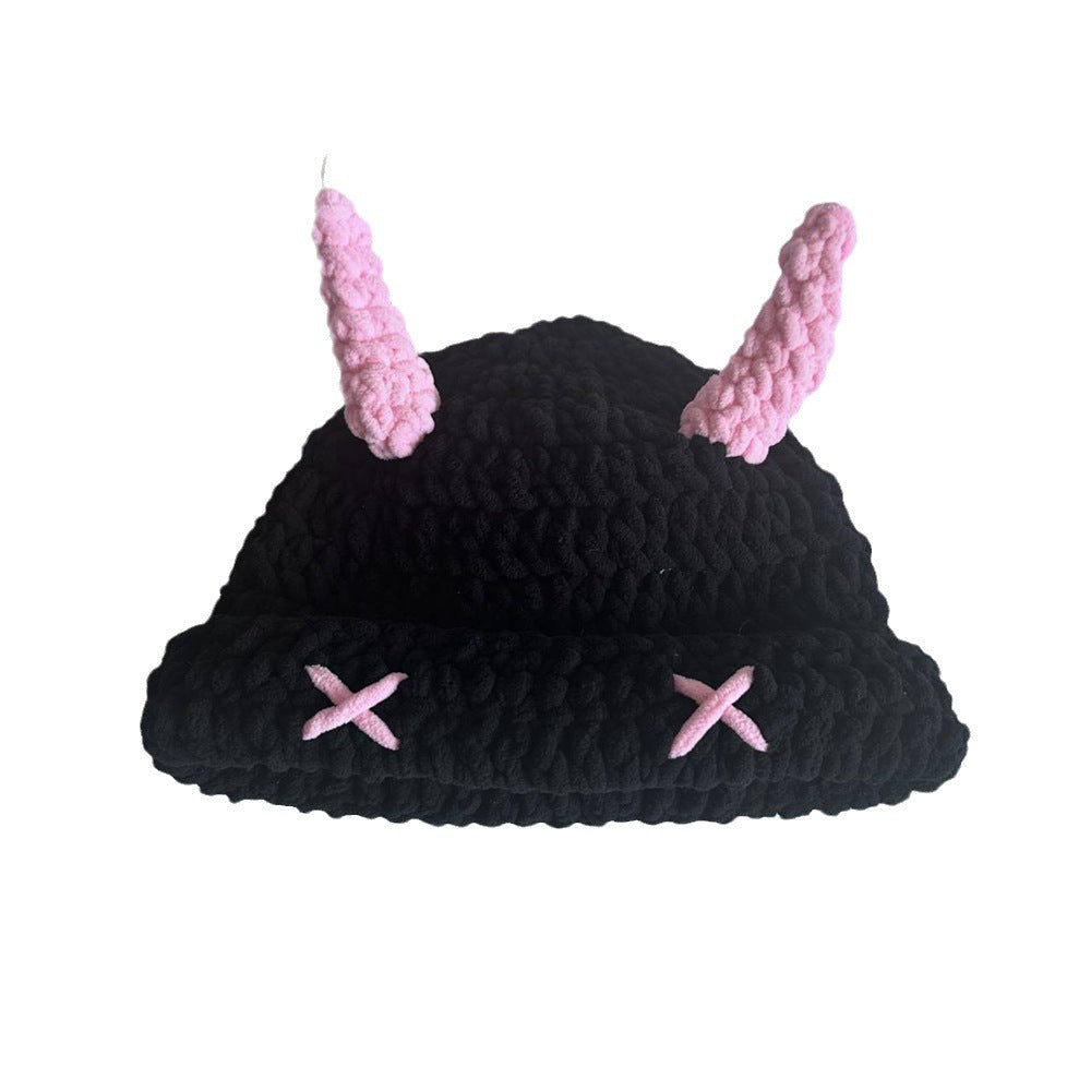 Svart virkad bucket hat med rosa horn