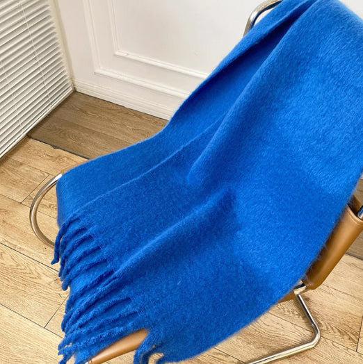 Kungsblå fluffig halsduk med tofsar