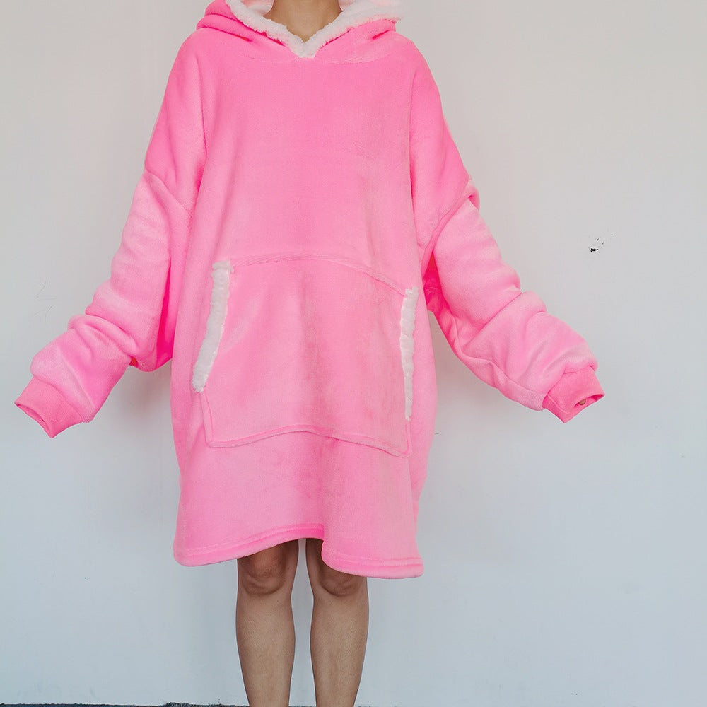 Person i oversize hoodiefilt med huva