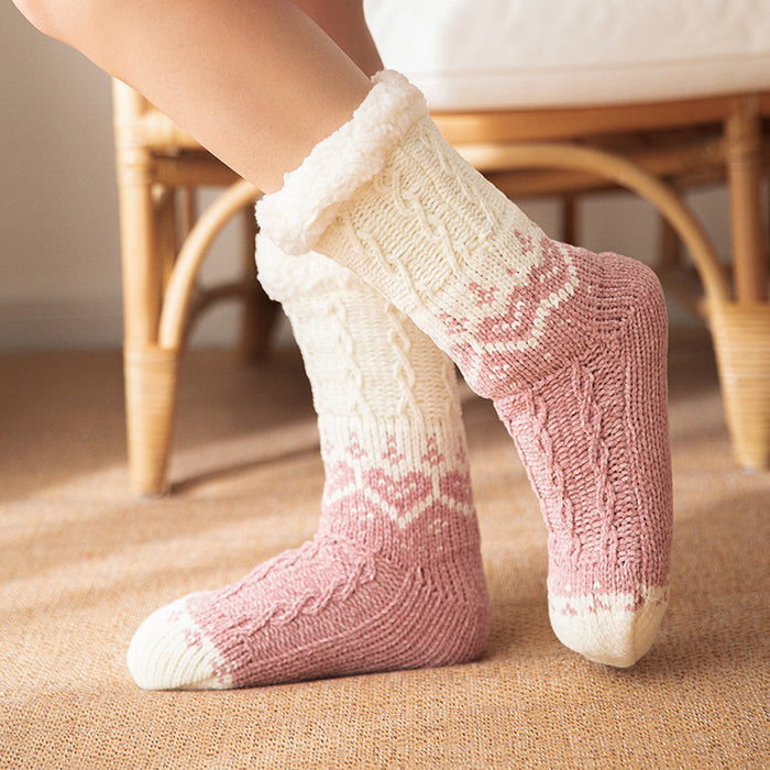 Värmekällan Mysiga golvsockor med hjärtmönster och halkfria prickar