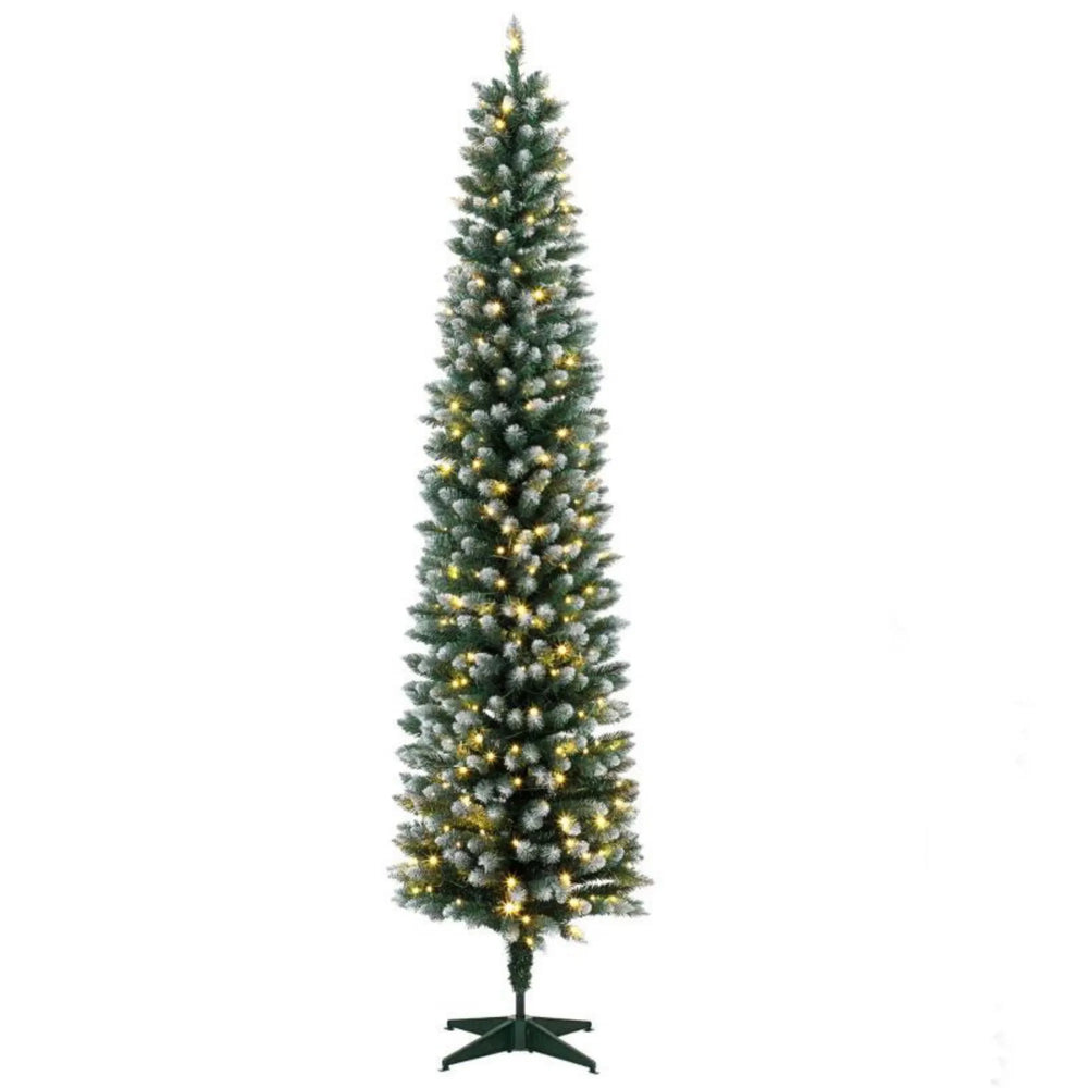 Smal frosttoppad julgran med ljus
