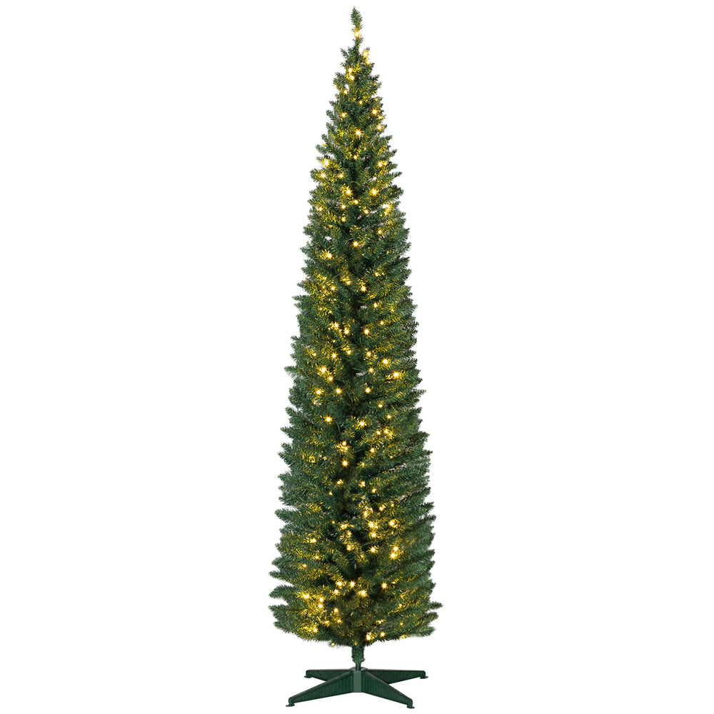Hög grön smal julgran med ljus