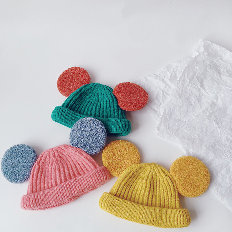 Ribbstickad barnmössa med fluffiga öron i rosa