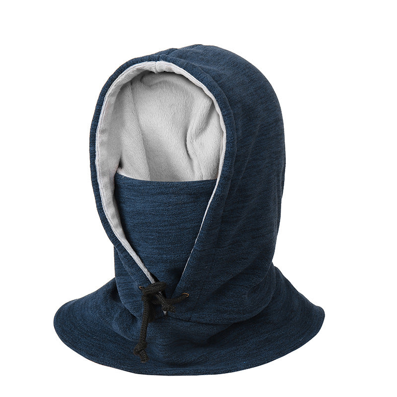 Person i svart fleecebalaklava utomhus