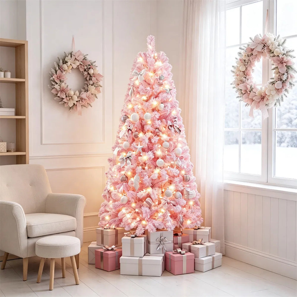 Liten rosa flockad julgran med ljus