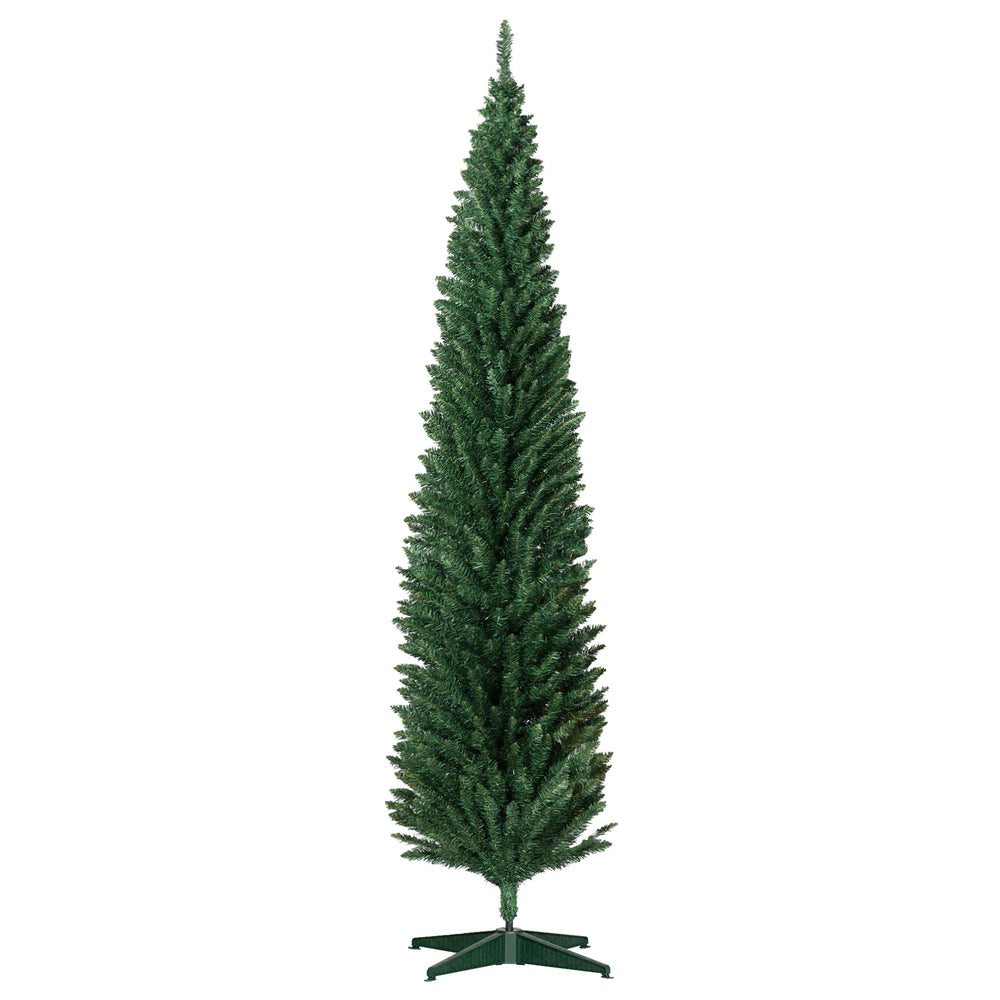 Hög smal grön julgran utan ljus