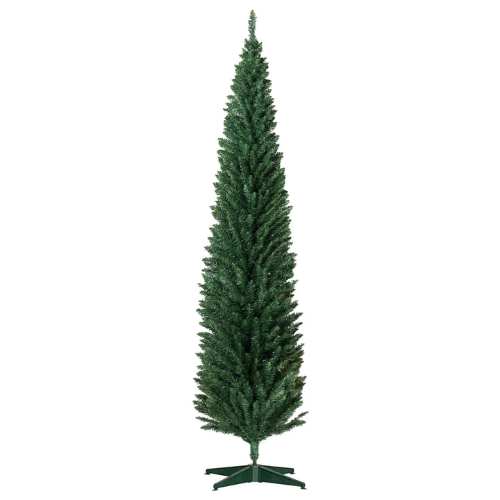 Hög smal grön julgran utan ljus