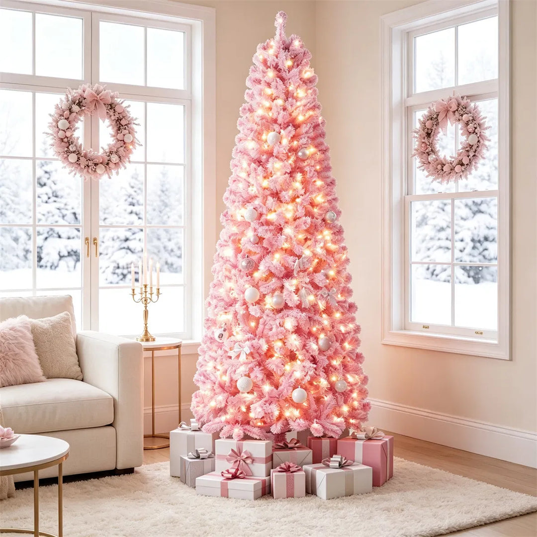 Fyllig rosa snöig julgran med ljus