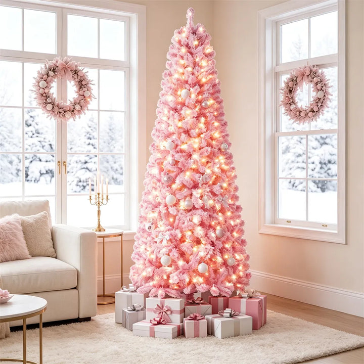 Fyllig rosa snöig julgran med ljus