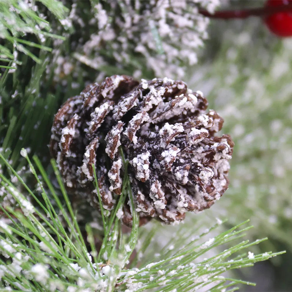 Upplyst julkrans med kottar och bär