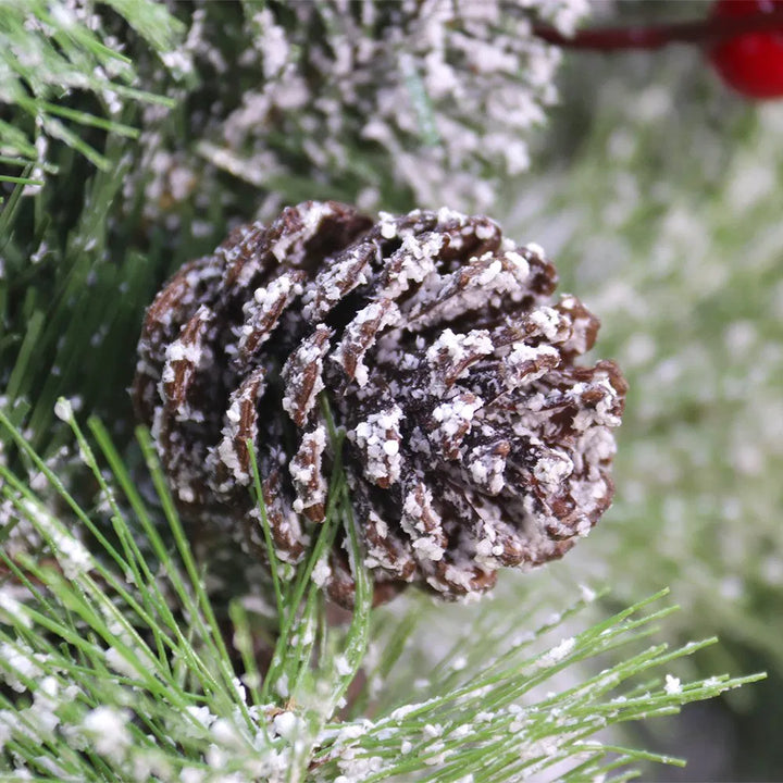 Upplyst julkrans med kottar och bär