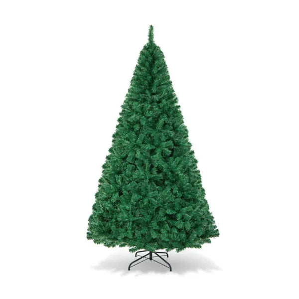 Stor fyllig grön julgran i vardagsrummet