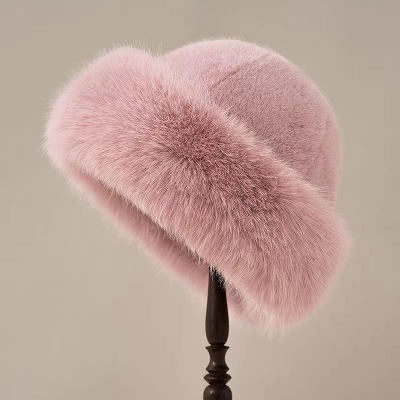 Vit kosackmössa i fluffig fuskpäls