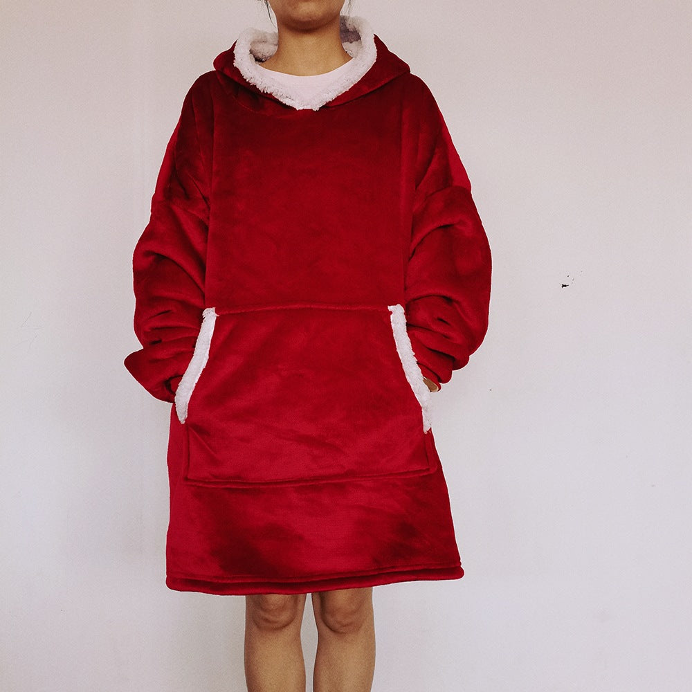 Person i oversize hoodiefilt med huva