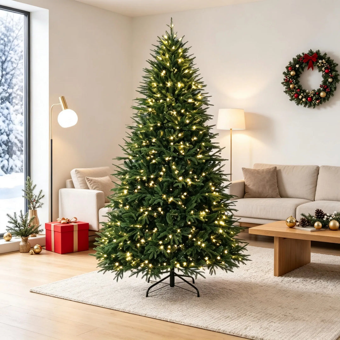 Extra fyllig grön julgran med ljus