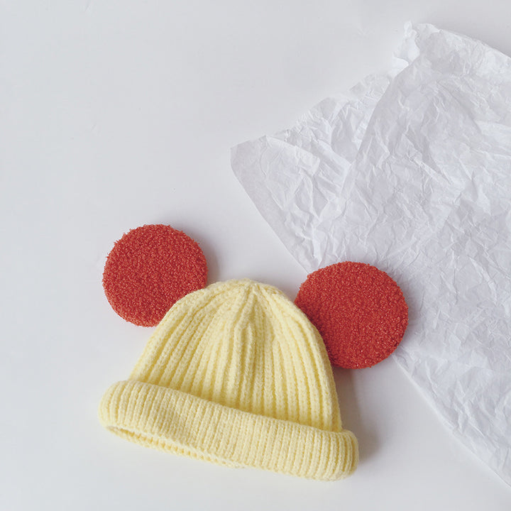 Ribbstickad barnmössa med fluffiga öron i rosa